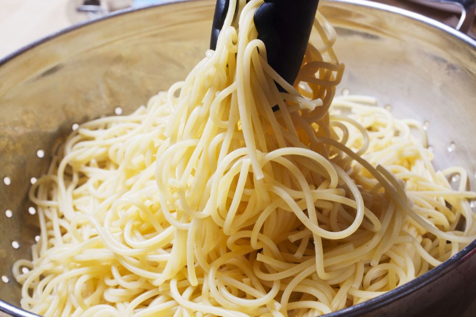 <p>Om tóch grote kommen pasta te kunnen eten, zonder een bulk aan calorieën naar binnen te werken, kun je je pasta mengen met van zucchini gemaakte noodles. Hou de mix zo dat de helft pasta is, de helft zucchini.</p>