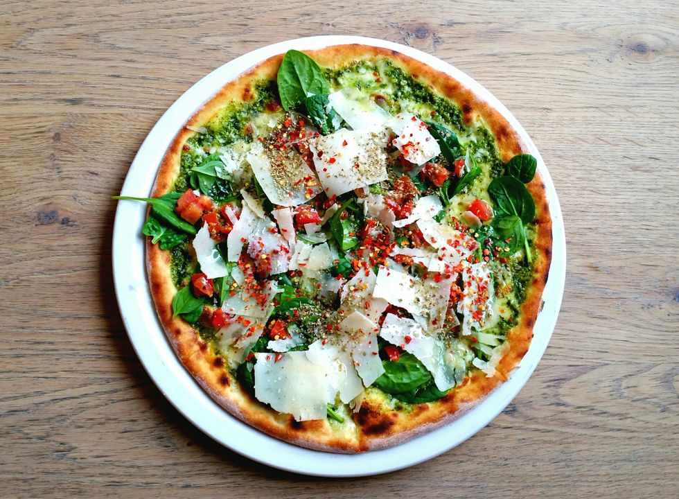 <p>Maak de bodem van je pizza van bloemkool, en je zit al een stuk gezonder te eten. Klinkt ingewikkeld, is het niet. We raden je <a class="body-el-link standard-body-el-link" href="http://www.popsugar.com/fitness/Low-Carb-Cauliflower-Crust-Pizza-Recipe-30739512" target="_blank">dit recept</a> aan.</p>