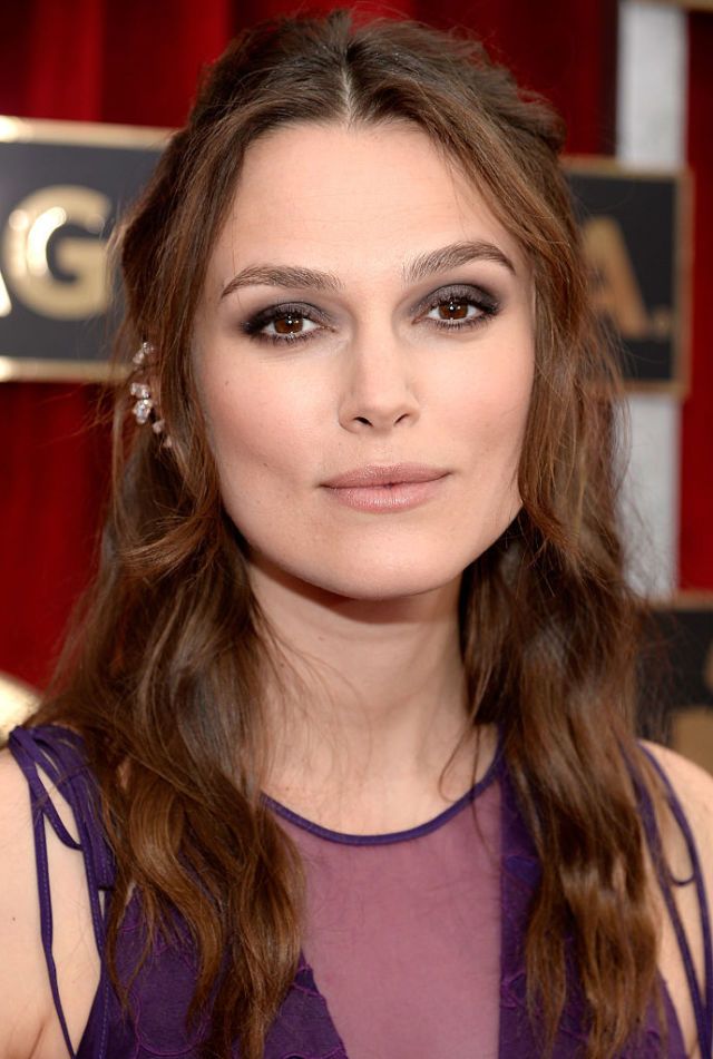 <p><strong>Do's:</strong> kies net als Keira Knightley voor een golvende, lange coupe. Golven zijn sowieso een goed idee, want ze maken je gezicht iets zachter. Meer van de korte kapsels? Ga dan voor een strakke bob. </p><p><strong>Don'ts</strong>: blijf ver uit de buurt van de recht geknipte pony, deze laat het gezicht alleen maar vierkanter lijken.<br></p>