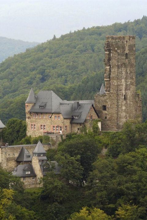 Building, Hill, Roof, Highland, House, Castle, Medieval architecture, Hill station, Turret, Village, 