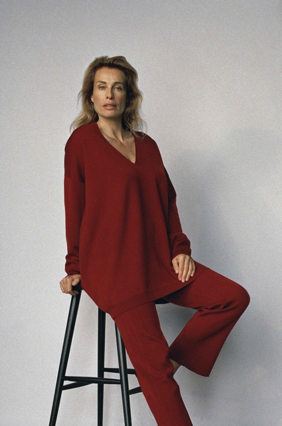 Sleeve, Shoulder, Joint, Standing, Sitting, Fashion, Knee, Maroon, Stool, Vintage clothing, 