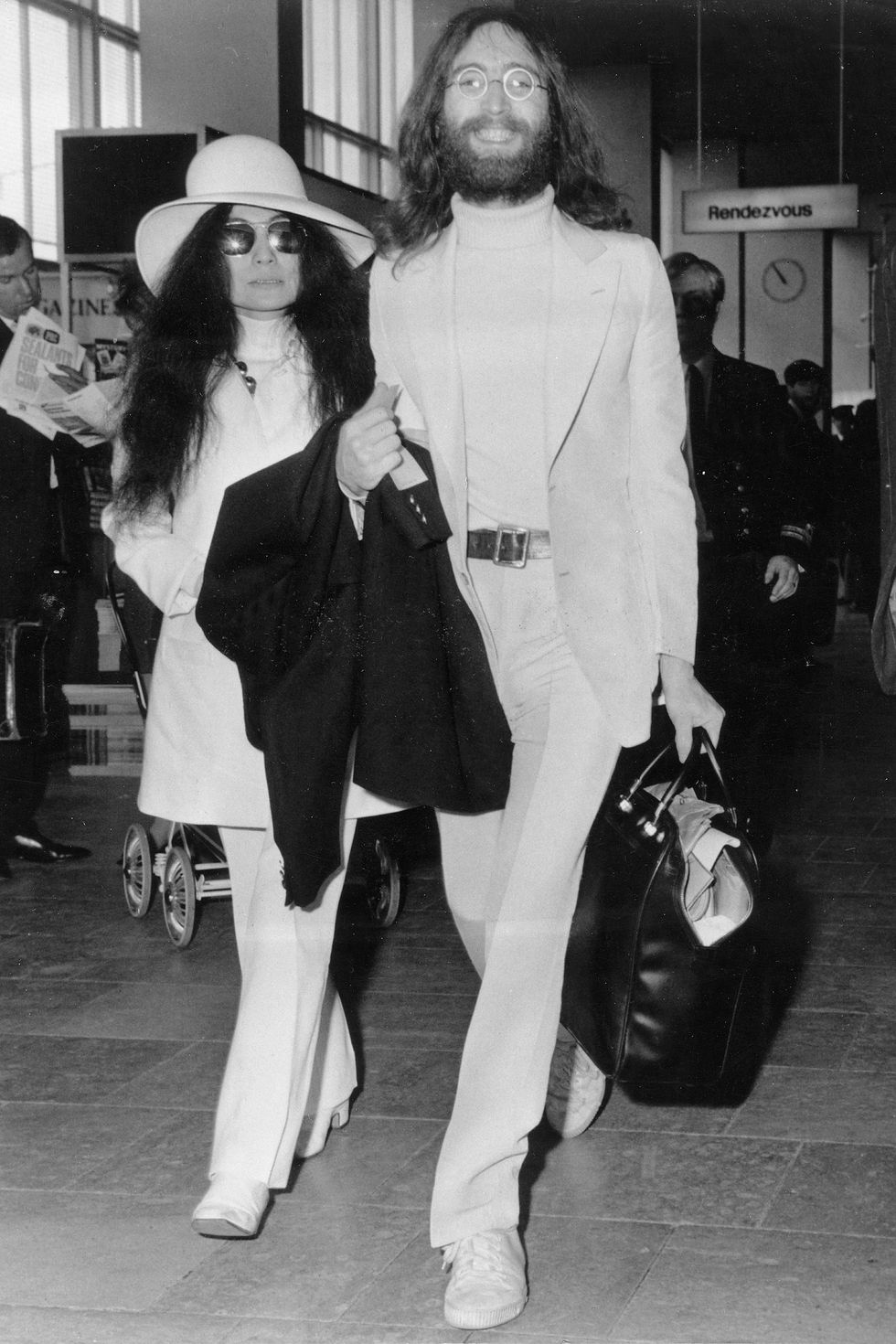 (GERMANY OUT) Lennon, John ,   (*09.10.1940-08.12.1980+)  , Musician, composer, author, Great Britain, guitarist and singer of the 'Beatles', with wife Yoko Ono, clad in white  (Photo by ullstein bild via Getty Images)