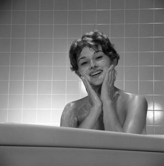 Hairstyle, Shoulder, Photograph, Facial expression, Style, Jaw, Monochrome, Chest, Tile, Bathtub, 