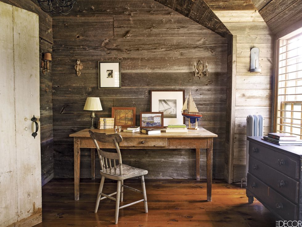 <p> Planks of barnwood line the walls in the study of the <a href="http://www.elledecor.com/design-decorate/house-interiors/g1339/a-marthas-vineyard-escape/" target="_blank">Martha's Vineyard farmhouse</a> of Manhattan-based restaurateur Keith McNally and his family. The desk and chair are flea-market finds.</p>