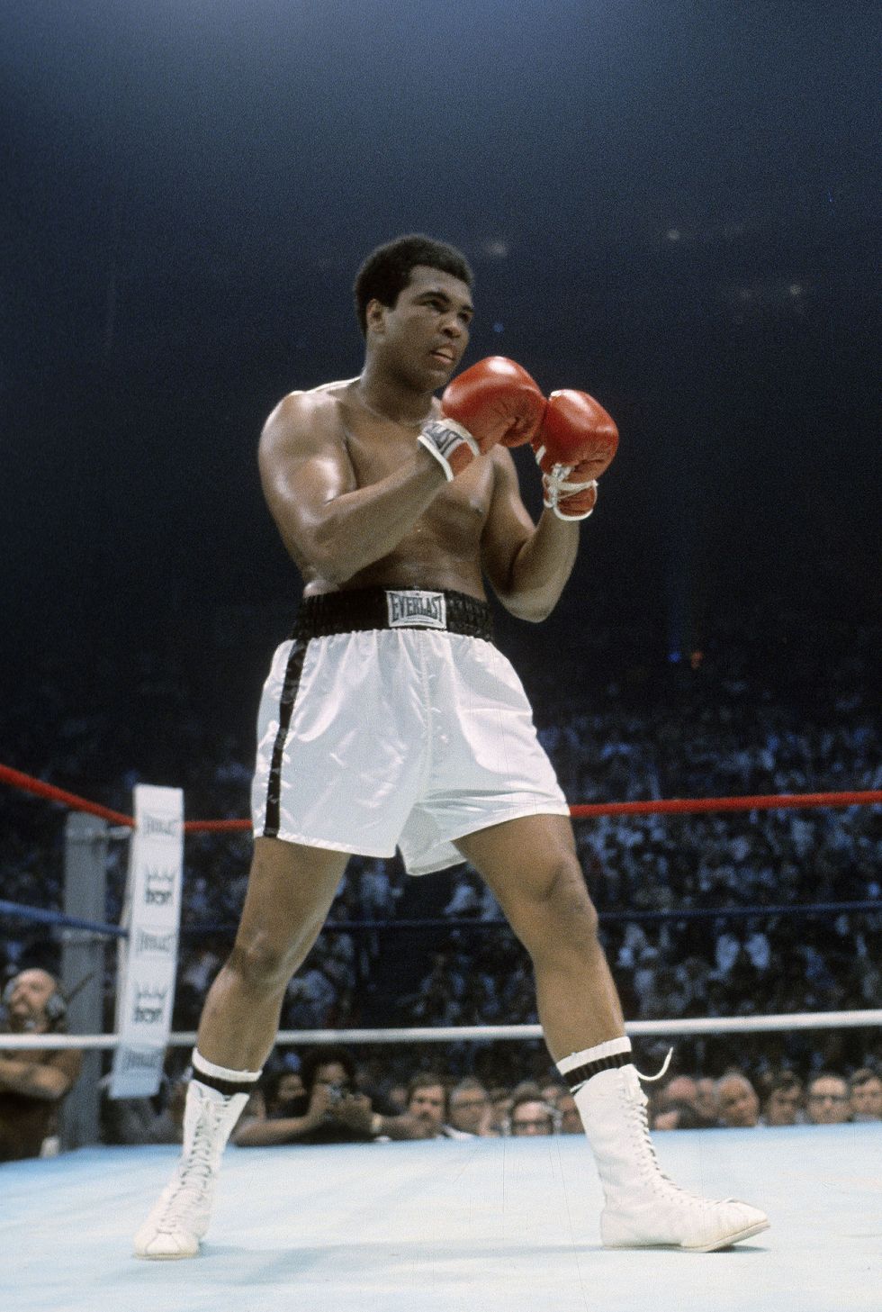 <p>Hij werd geboren als Cassius Clay, maar de legendarische&nbsp;boxer veranderde zijn naam naar Muhammad Ali toen-ie zich bekeerde tot de Islam. Zijn ongeëvenaarde<span class="redactor-invisible-space" data-verified="redactor" data-redactor-tag="span" data-redactor-class="redactor-invisible-space"> <em data-redactor-tag="em" data-verified="redactor">skills </em>in de boksring zorgde er echter voor dat hij de naam '</span>The Greatest' kreeg.</p>