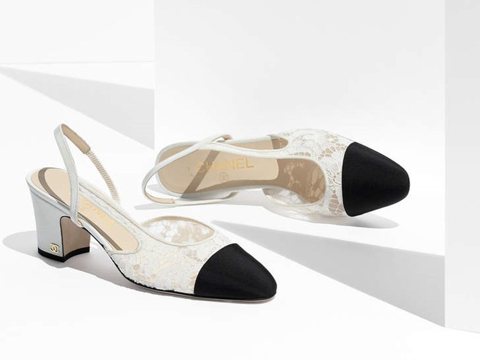 <p>Chanel lace &amp; grosgrain<span class="redactor-invisible-space" data-verified="redactor" data-redactor-tag="span" data-redactor-class="redactor-invisible-space"></span> slingbacks<span class="redactor-invisible-space" data-verified="redactor" data-redactor-tag="span" data-redactor-class="redactor-invisible-space">, p.o.a. - verkoopinformatie via <a href="http://www.chanel.com/en_GB/fashion/products/shoes/g/s.sling-back-lace-grosgrain-white.17C.G31318Y51040C9696.cat.pum.html" target="_blank">chanel.com</a></span></p>