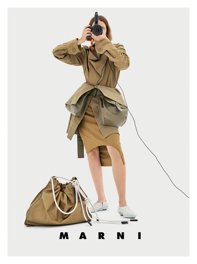 Brown, Sleeve, Bag, Shoulder, Khaki, Standing, Style, Luggage and bags, Fashion, Camera, 