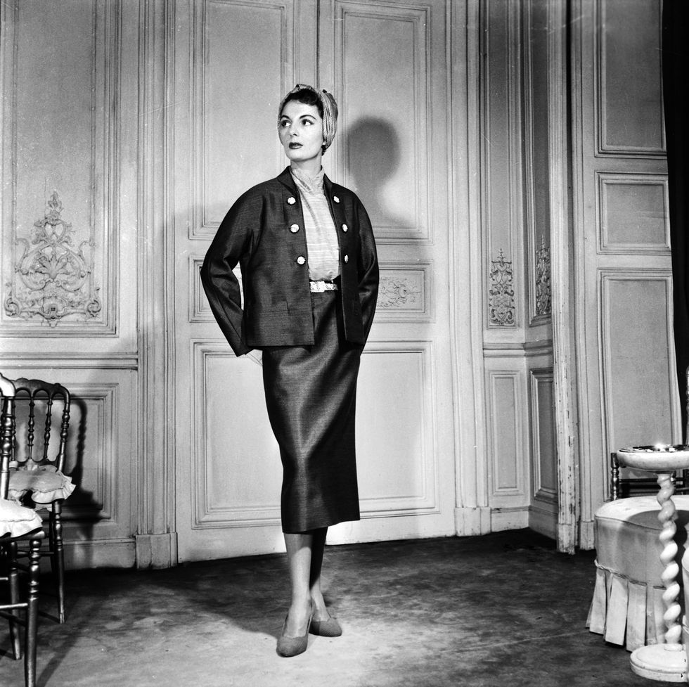 Fashion by Elsa Schiaparelli for spring summer 1953, february 18, 1953, Paris : women's skirt suit.  (Photo by AGIP/RDA/Getty Images)  *** Local Caption ***