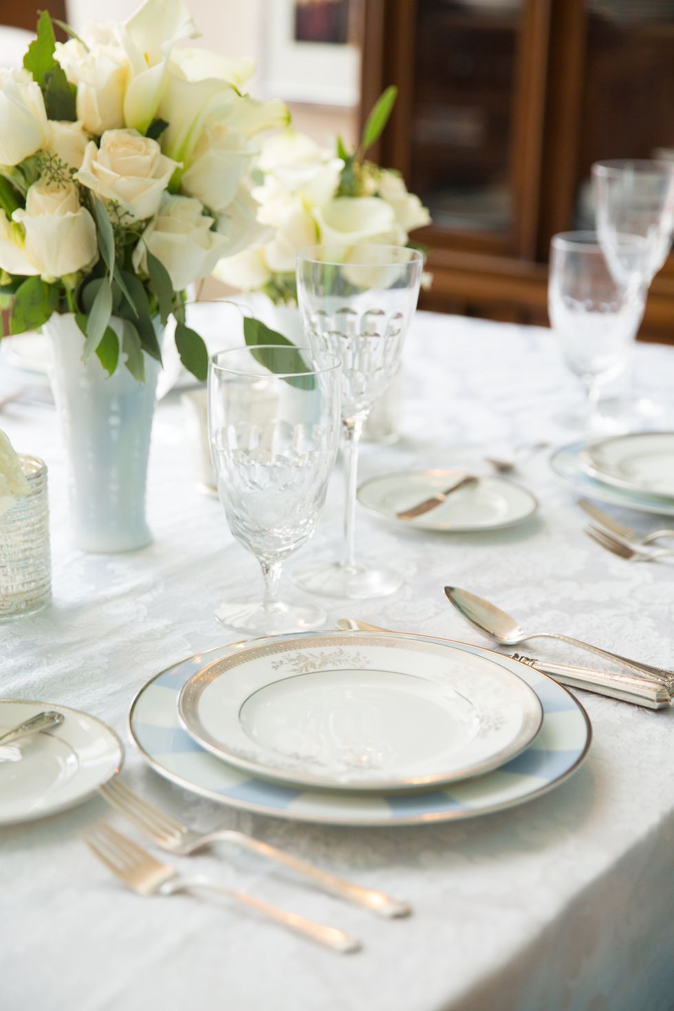 White, Table, Tablecloth, Flower, Centrepiece, Rehearsal dinner, Room, Dishware, Tableware, Textile, 