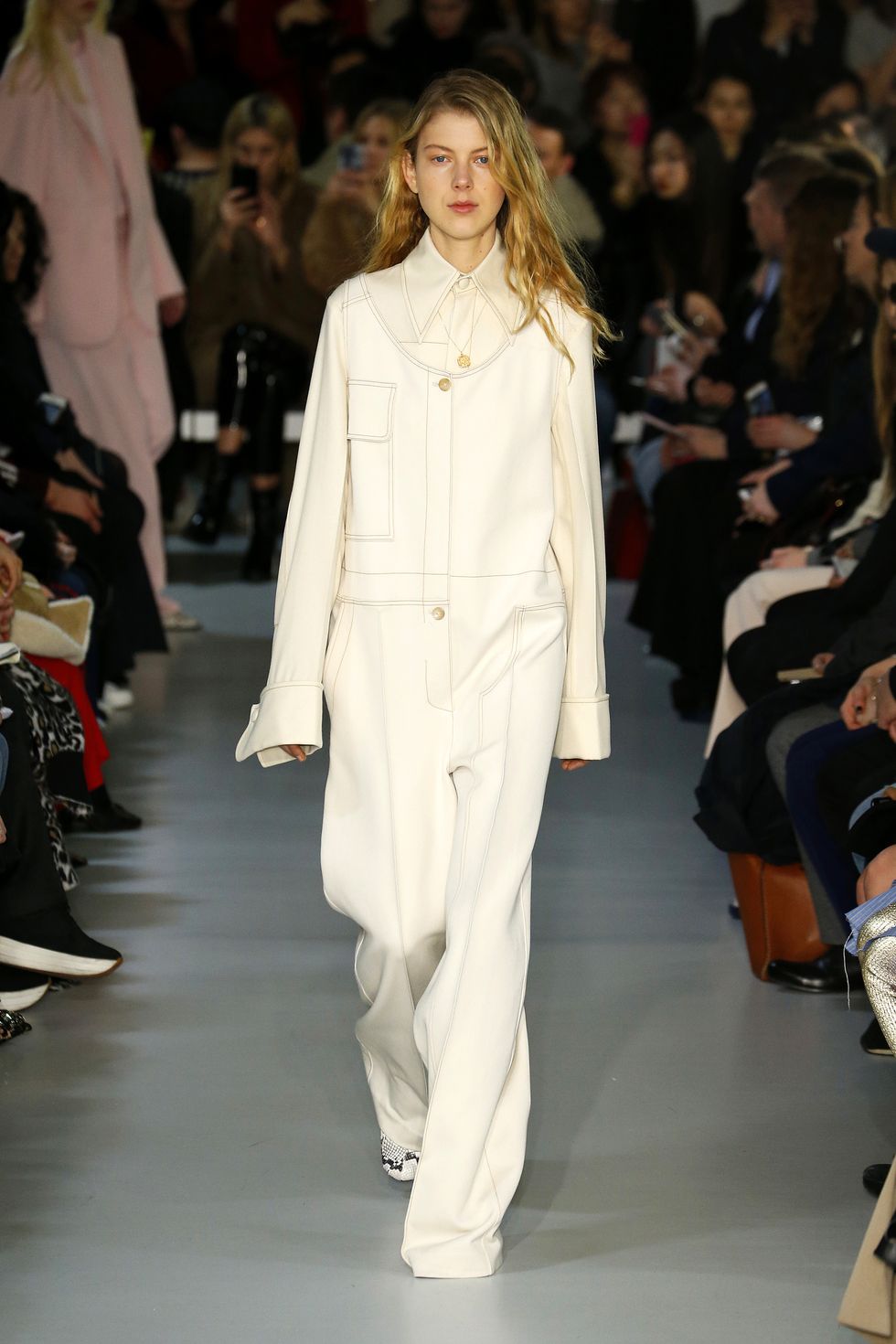 <p>Great. Now we all want a pair of white overalls.</p>