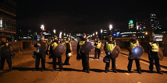 Politie bewaakt de London Bridge kort na de aanslag