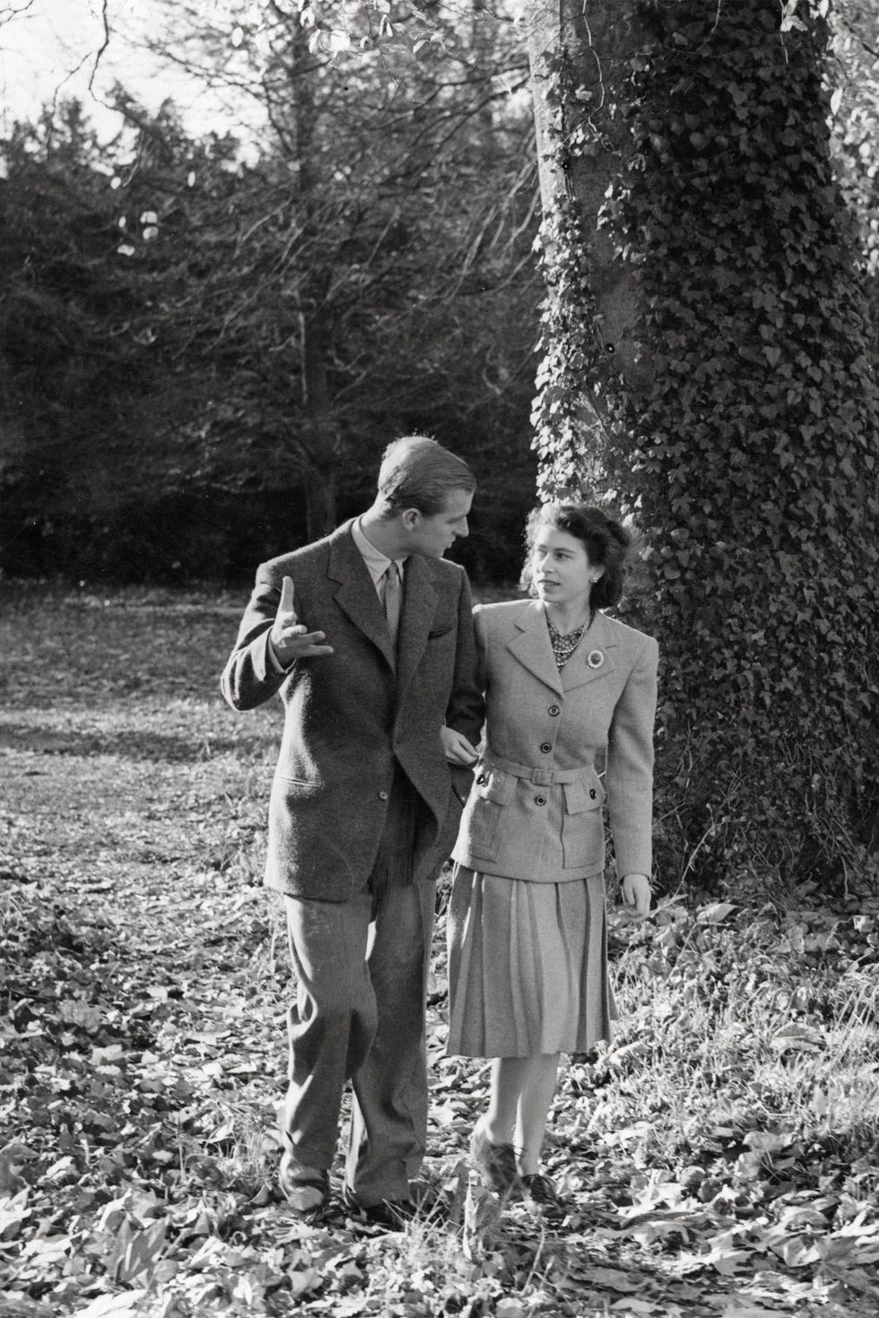 <p>De <em data-redactor-tag="em" data-verified="redactor">newlyweds</em> op hun <em data-redactor-tag="em" data-verified="redactor">honeymoon</em>&nbsp;op het&nbsp;landgoed van&nbsp;Earl Mountbatten<span class="redactor-invisible-space" data-verified="redactor" data-redactor-tag="span" data-redactor-class="redactor-invisible-space"></span> (Philips oom).&nbsp;Elizabeth&nbsp;nam het advies aan van toenmalig premier Winston Churchill om niet Philips achternaam aan te nemen.&nbsp;&nbsp;<br></p>