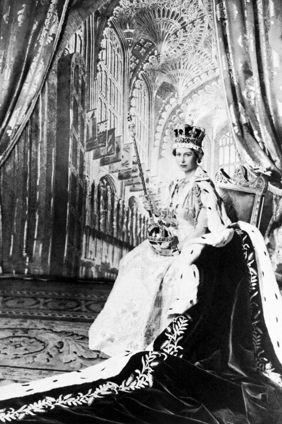 <p>Na het toch nog plotselinge overlijden van haar zieke vader op 2 februari&nbsp;1952, nam Elizabeth (dan 25 jaar oud) plaats op de troon. Ze hield haar volledige eigen naam aan als koningin. De kroning, op 2 juni 1953, was de eerste die live op televisie werd uitgezonden. 27 miljoen mensen over de hele wereld keken mee.&nbsp;</p>