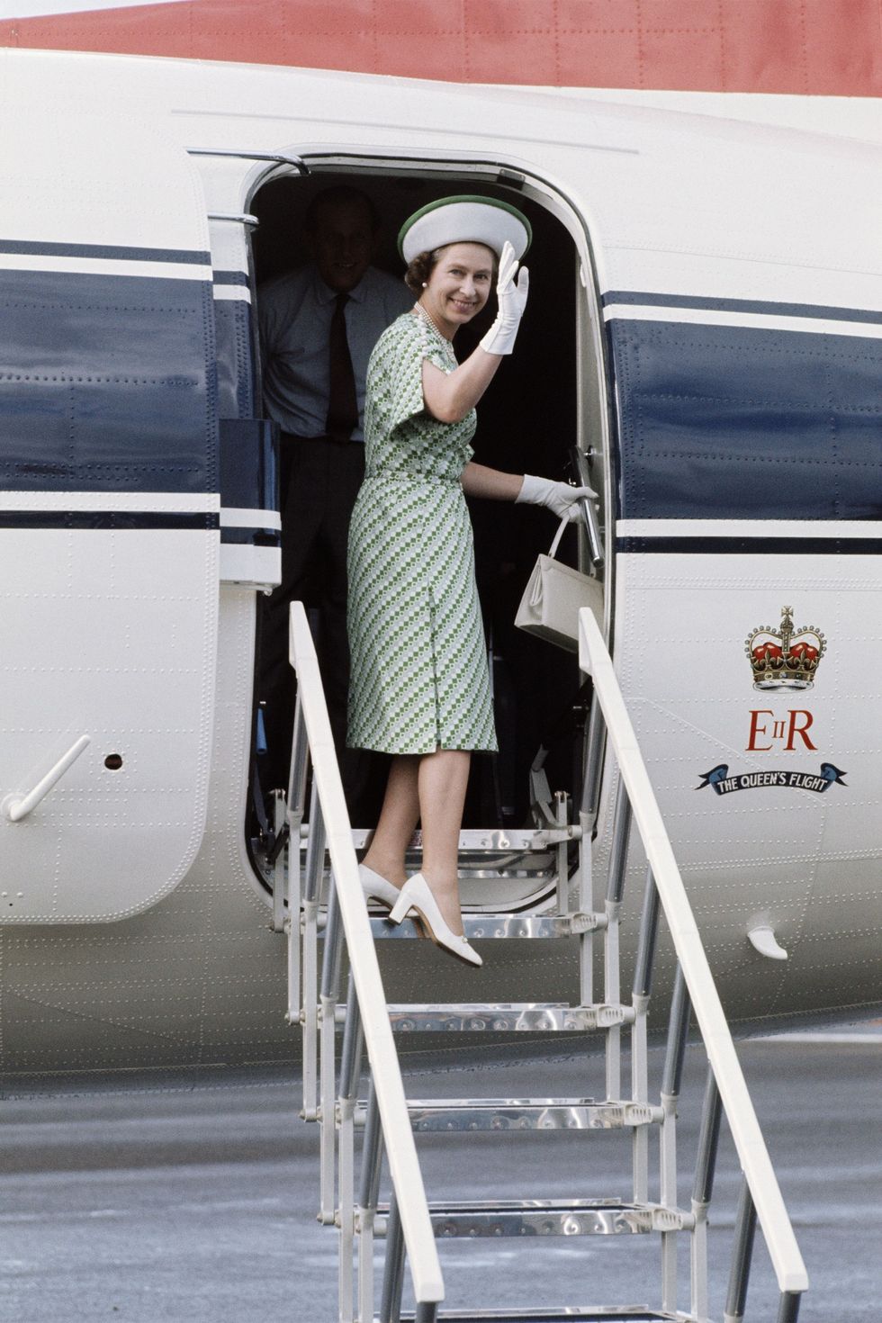 <p>De koningin heeft geen paspoort, aangezien alle Britse paspoorten uit haar naam worden uitgegeven. Hier zie je haar aan boord stappen van&nbsp;een royal vliegtuig in Fiji.</p>