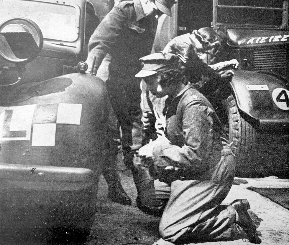 <p>(Toen nog) Prinses Elizabeth aan het werk als een automonteur tijdens de Tweede Wereldoorlog.</p>