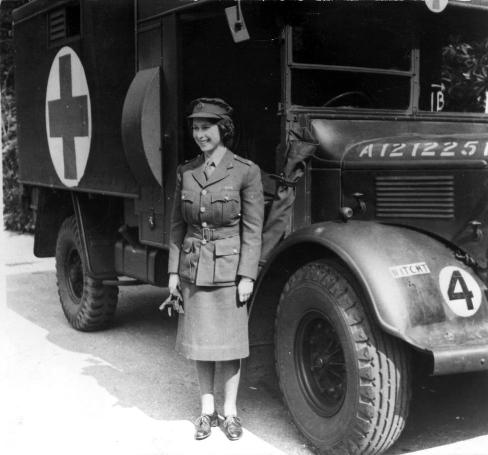 <p>De prinses werkte voor de&nbsp;Women's Auxiliary Territorial Service,&nbsp;als monteur en als vrachtwagenchauffeur. Hier zie je haar in haar uniform.</p>