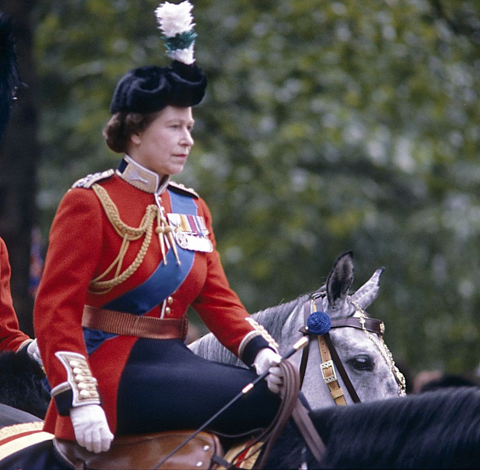 <p>Tijdens de&nbsp;Trooping the Colour-parade van 1981, schoot een 17-jarige sergeant losse flodders naar Elizabeth terwijl ze op haar paard in de stoet meereed. Ze raakte niet gewond, wist haar paard te kalmeren en de parade uit te rijden.&nbsp;</p>