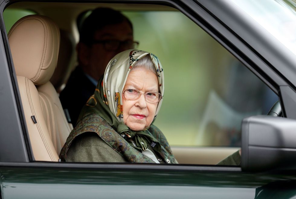 <p>Op de leeftijd van 91 rijdt Elizabeth nog steeds auto. Onlangs ging nog een foto van haar viral waarop ze in een Jaguar naar huis reed na een kerkbezoek. Op dit kiekje zit ze achter 't stuur van haar&nbsp;Range Rover bij de Royal Windsor Horse Show in mei dit jaar.</p>