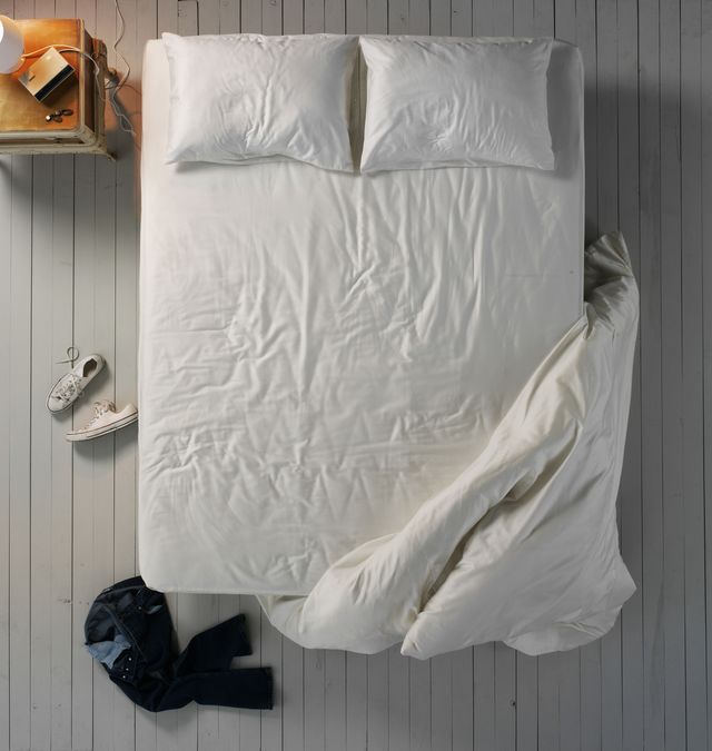 White, Bed sheet, Bedding, Textile, Wall, Linens, Room, Furniture, Duvet, Bed, 