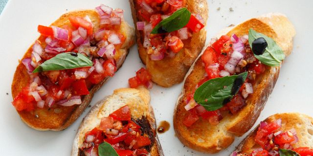 Dish, Food, Bruschetta, Cuisine, Ingredient, appetizer, Baked goods, Finger food, Bread, Produce, 