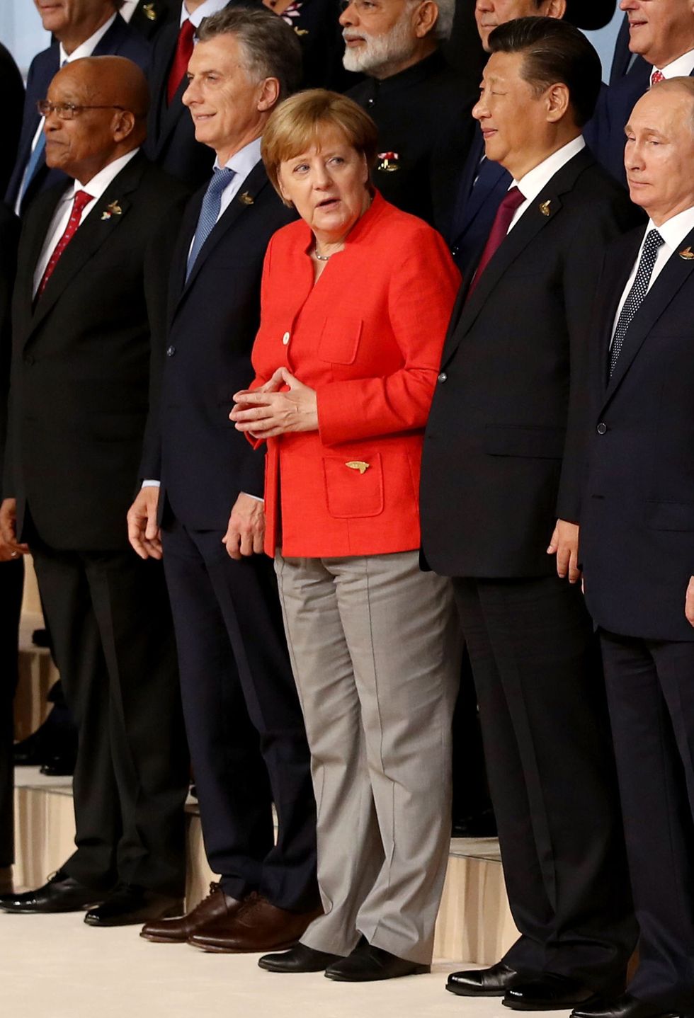 <p>Merkel springt er uit tussen haar collega-wereldleiders&nbsp;tijdens de G20 summit. Natuurlijk gehuld in haar iconische blazer, ditmaal&nbsp;rood.</p>