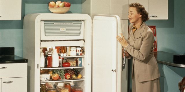 Refrigerator, Major appliance, Kitchen appliance, Home appliance, Room, Kitchen, Freezer, Toaster oven, Microwave oven, Frozen food, 