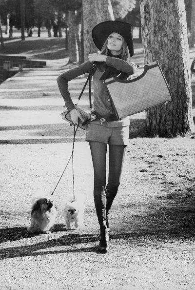 <p>Met een tweetal Gucci-tassen in 't park in 1971.</p>