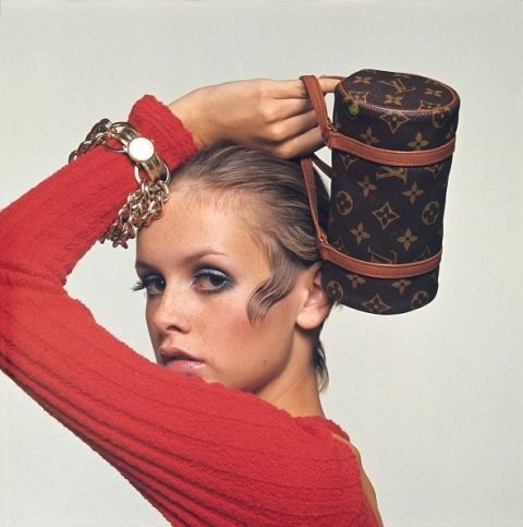 <p>Met een mini Louis Vuitton-tas voor een editorial in 1967.</p>
