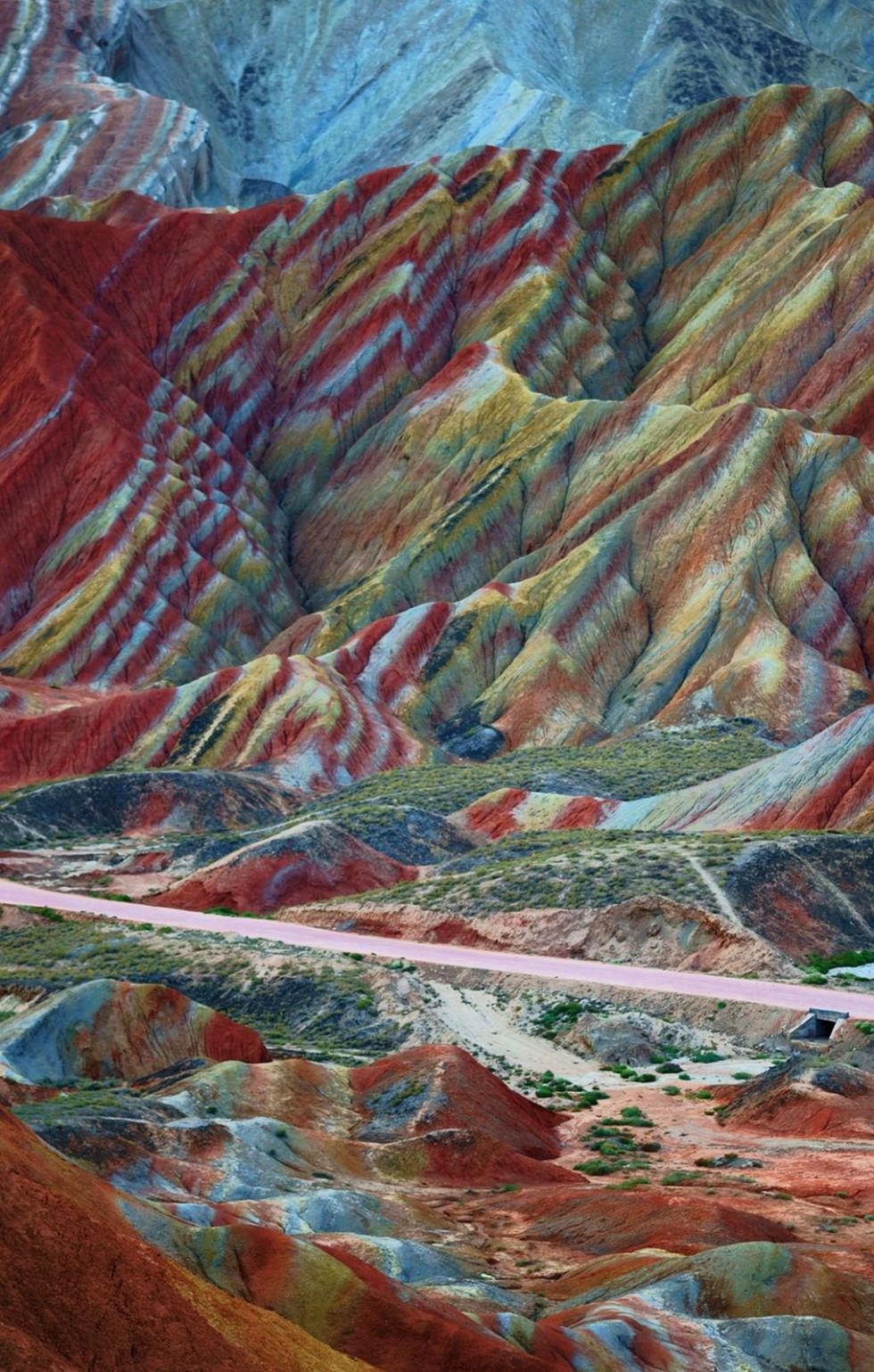 <p>Zowel liefhebbers geologie als fanatieke Instagrammers kunnen hun hart ophalen bij de 'Rainbow Mountains'. De kleuren zijn&nbsp;ontstaan&nbsp;door&nbsp;verschillende lagen mineralen die er over een periode van&nbsp;miljoenen jaren zijn ontstaan. Al geven we toe dat het lastig is om niet het gevoel te krijgen&nbsp;dat je naar een magisch verschijnsel kijkt wanneer je de kleuren rood, geel en oranje in elkaar ziet overvloeien.</p>