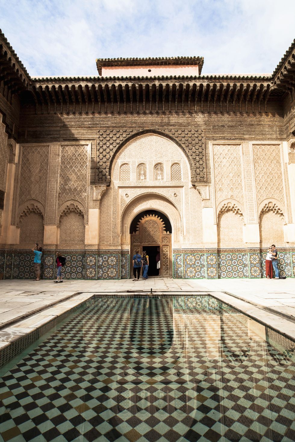 <p>Onder aan de voet van het Atlasgebergte vind je de stad Marrakesh. De stad is nauwelijks veranderd sinds de middeleeuwen. Je kan hier dagen lang ronddwalen door de smalle wegen, en de kleurrijke marken, paleizen en tuinen bewonderen.</p>