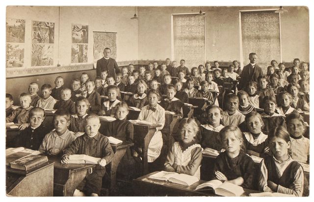 een klaslokaal met leerlingen van vroeger