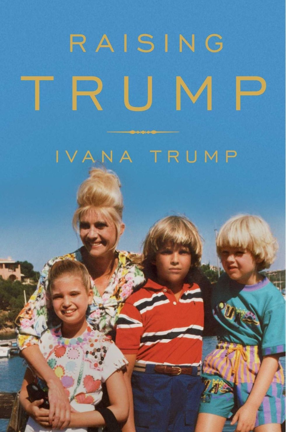 <p>Ivana's <em data-redactor-tag="em">Raising Trump</em>&nbsp;zal op&nbsp;10 oktober gepubliceerd worden. Het boek omschrijft Ivana's reis van het communistische Tsjechoslowakije naar New York, waar ze een zakenvrouw werd en de echtgenote van Donald Trump. Daarnaast bevat het boek ook&nbsp;'unfiltered personal stories'&nbsp;over haar kinderen, Donald Jr., Ivanka en&nbsp;Eric. De drie kinderen hebben 'memories'&nbsp;bijgedragen aan het boek en zijn naar verluidt 'excited' over hun moeders laatste werk.&nbsp;</p><p><span data-redactor-tag="span" data-verified="redactor"></span>Dit is niet de eerste kijk van Ivana in de wereld van het uitgeven van boeken. Ze heeft al de semi-autobigrafische romantische roman&nbsp;<em data-redactor-tag="em"><a href="https://www.amazon.com/Free-Love-Ivana-Trump/dp/0671743716?ie=UTF8&amp;tag=cosmopolitan_auto-append-20" target="_blank">For Love Alone</a></em>&nbsp;geschreven en&nbsp;<em data-redactor-tag="em"><a href="https://www.amazon.com/BEST-YET-COME-Trump/dp/0671865706/ref=sr_1_2?s=books&amp;ie=UTF8&amp;qid=1469131525&amp;sr=1-2&amp;keywords=The+Best+Is+Yet+to+Come%3A+Coping+With+Divorce+and+Enjoying+Life+Again" target="_blank">The Best Is Yet to Come: Coping With Divorce and Enjoying Life Again</a></em><span class="redactor-invisible-space" data-verified="redactor" data-redactor-tag="span" data-redactor-class="redactor-invisible-space">, een soort zelfhulpboek</span>.</p>