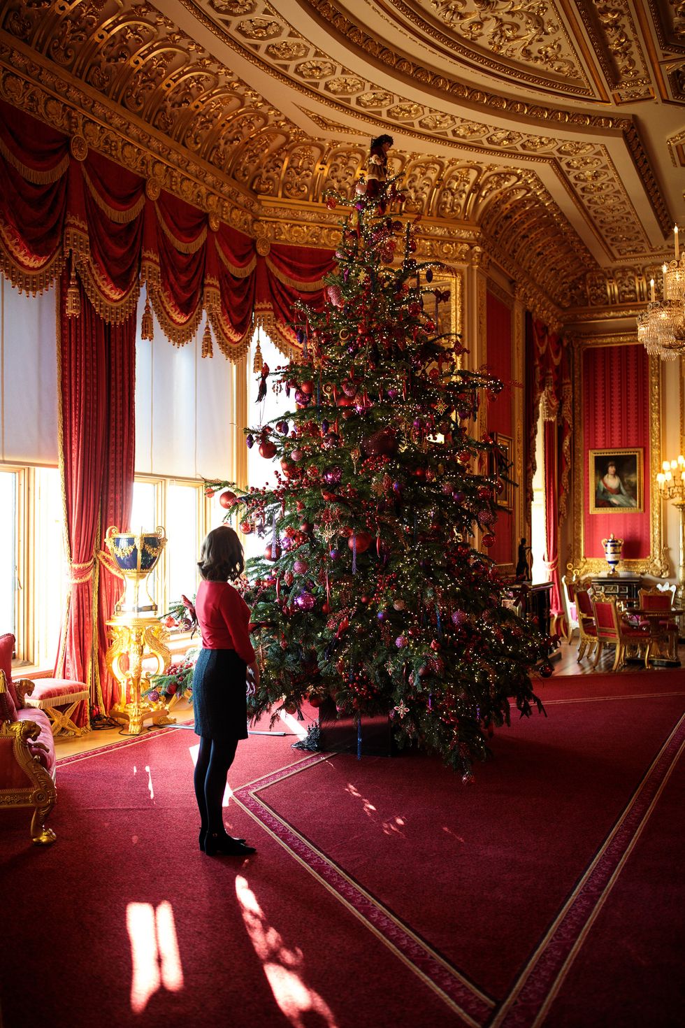 Christmas tree, Red, Christmas, Tree, Christmas decoration, Light, Lighting, Tradition, Architecture, Room, 