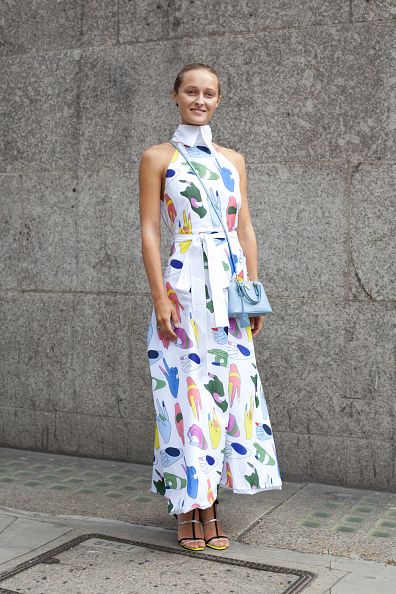 <p>2014年9月，Daria Shapovalova一身清新打扮現身倫敦。Anton Belinskiy的洋裝上有各種顏色的手勢圖案，可愛又帶著趣味感，Prada的淡藍色肩背包與之相稱。而Dior的黑銀細帶高跟鞋則讓打扮看起來不會太過女孩，維持女人味。  </p>