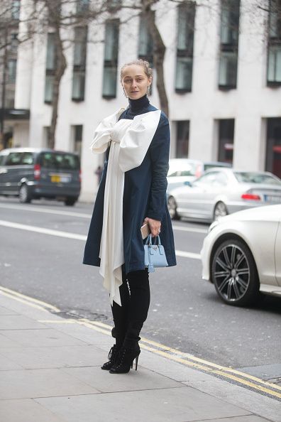 <p>2015年2月倫敦秋冬時裝周，她的Anna K長版上衣有著巨大的白色蝴蝶結，大膽卻又不失優雅，而Miu Miu的綁帶細跟靴平衡她的比例，淡藍色Prada包則改以手提搭配。  </p>
