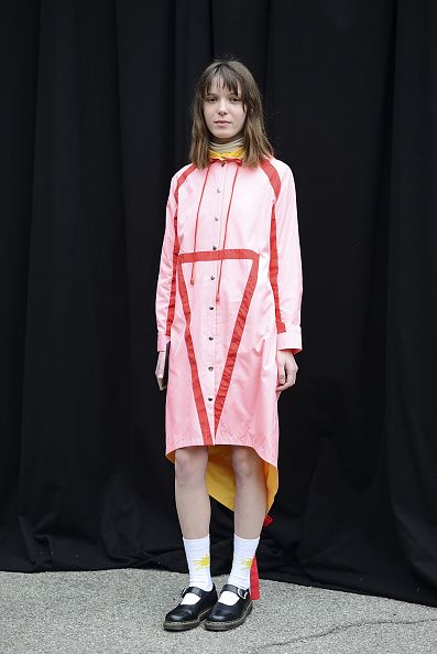 <p>2015年2月，她穿著Anna K 2015秋冬系列之一在米蘭街頭，粉紅色的襯衫裙上面有紅色的幾何線條，搭配內裏與領口的黃色色調和諧，與腳上的Dr. Martens俏皮搭配。  </p>