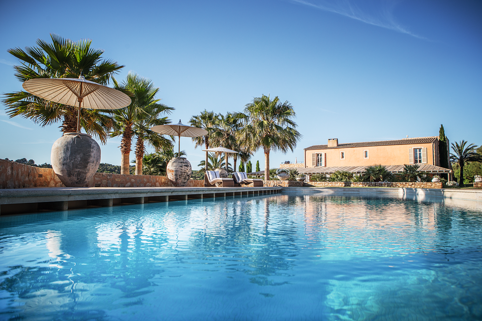 Swimming pool, Water, Resort, Reflection, Real estate, Arecales, Azure, Resort town, Aqua, Villa, 