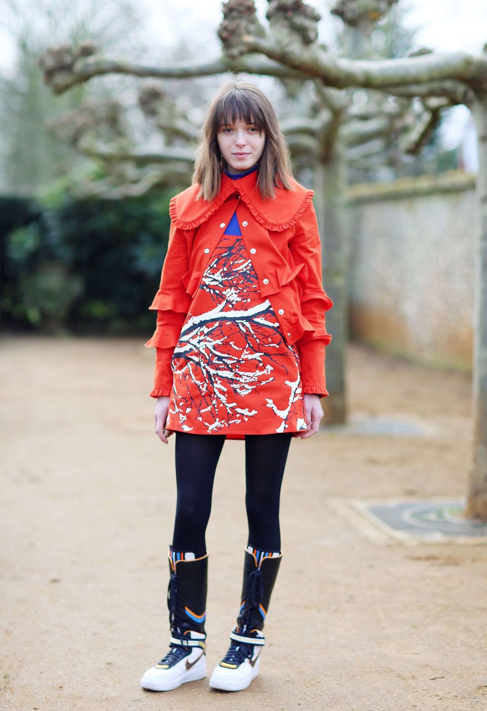 <p>有別於她的甜美風，2015年2月倫敦時裝周上她以一套街頭感的打扮現身，荷葉邊的設計與衣服上的圖案有著另類的衝突感，球鞋的長筒綁帶設計十分有個性。  </p>