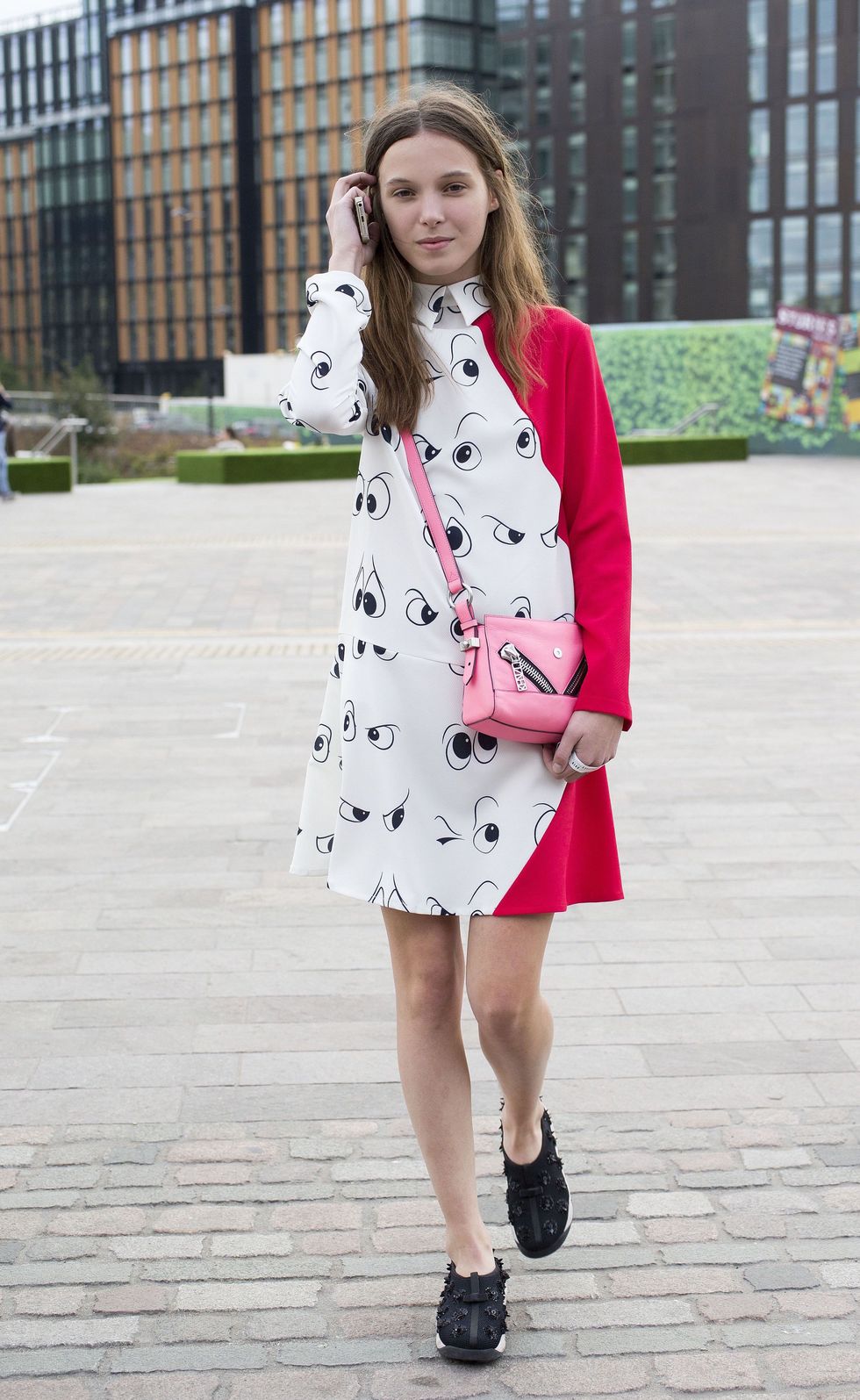 <p>2014年9月倫敦時裝周上，Anna Karenina穿著自己品牌Anna K 2015年春夏系列的設計，眼睛表情符號的設計活潑可愛，黑色平底休閒鞋維持她的女孩風格。</p>