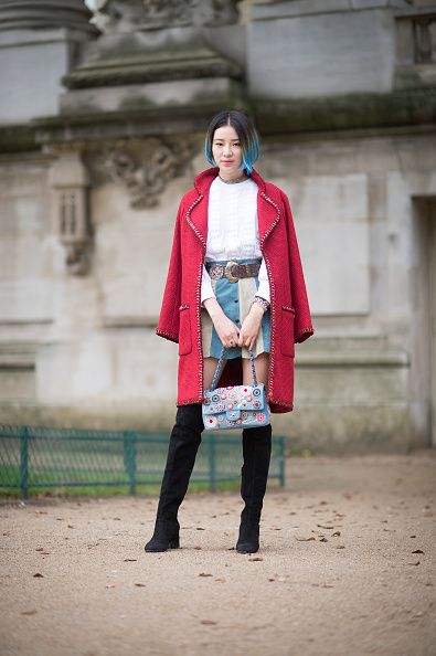 <p>巴黎時尚週上，她選擇了一件桃紅色的大衣，與她的髮色及裙擺顏色形成強烈對比，而她的寬腰帶和膝上麂皮長靴則帶有西部女孩的性感與帥氣。  </p>