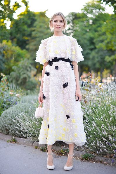 <p>以一席白色雪紡洋裝搭配黑、黃兩色的雕花裝飾，烘托出春天氛圍。</p>