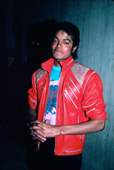 <p>紅色是他最具代表性的穿搭色系，多數搭配幾乎都以此為主，MV《Beat It》中他身穿紅色皮衣，金屬釦及拉鍊增添龐克風味，內搭趣味Tee，率性搖滾瞬間聚焦。</p>