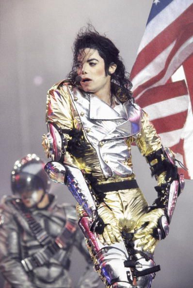 <p>1984年在洛杉磯道奇體育場表演，結合幾個他最喜歡的趨勢：豐富的光澤，軍式上衣（配有金色肩章）。</p>