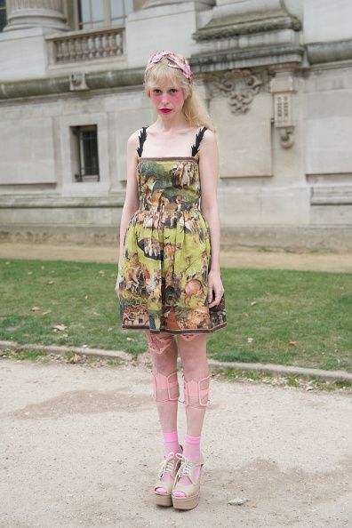 <p>Undercover 2015春夏系列的設計在Petite Meller身上看起來毫無違和感，洋裝上的印製的動物及草原，反而讓她更像是一個從森林走出的小精靈，她在Miu Miu米色楔型鞋裡穿上粉紅色的薄襪搭配她的粉紅頭飾，一只另類精靈就此誕生。  </p>