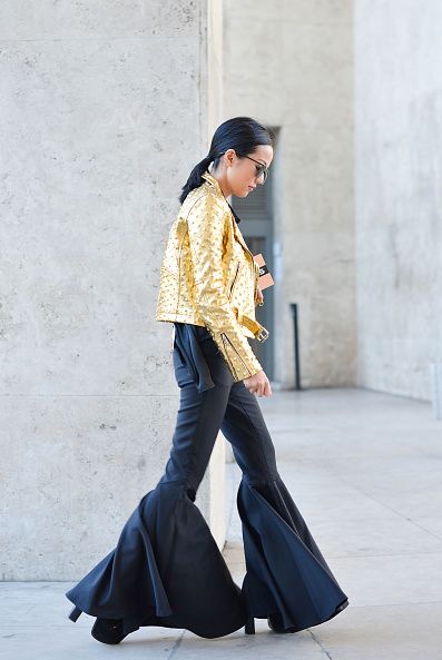 <p>2015年巴黎Rochas秋冬時裝秀上，Yoyo以金色外套搭配皮革長褲出席，誇張的褲管設計讓她充滿氣勢，再搭配上簡單的馬尾跟墨鏡，帥氣十足。  </p>