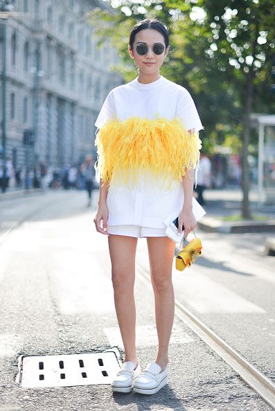 <p>Jil Sander時裝秀上，她選擇Dsquared的設計作為出席，衣服中間的黃色羽毛裝飾帶有一番趣味，搭配白色平底鞋，展現她個性女孩的活力。</p>
