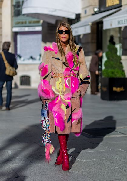 <p>Schiaparelli的花俏大衣，拼接出女人味， Dior的紅色漆皮靴更添加性感，整體高貴成熟。 </p>