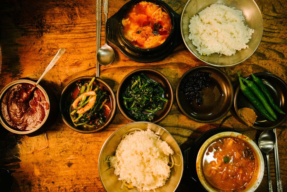 <p>          韓國的早餐也是從白飯開始，配著豆芽菜、泡菜還有大醬湯，但一早如果要趕著出門，海苔飯捲和乳酪土司也是熱門選擇，但每個人手上通常都會拿著一杯咖啡。  </p>