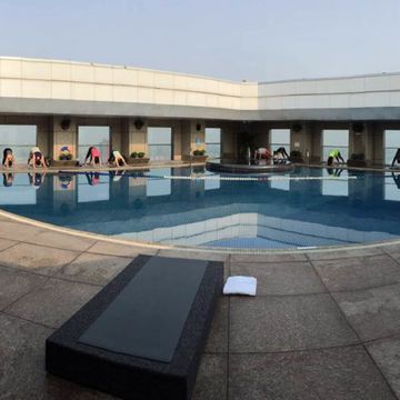 GuavaPass 4/16  於香格里拉飯店舉辦台北最高泳池畔活力瑜珈課程舒緩一週緊繃的情緒與肌肉
