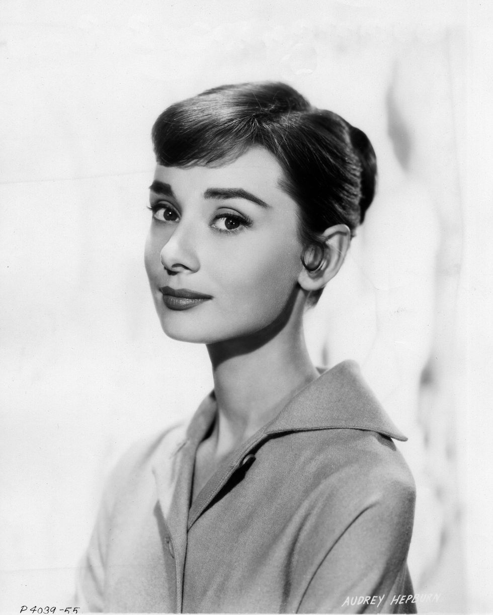 <p>Audrey Hepburn無疑是女性典範的最佳icon，且在當時她是第一位化上濃眉的女星，引領時代潮流。</p>